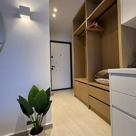 Modern Oasis - 5-min Walk To
