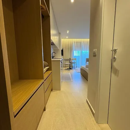 Modern Oasis - 5-min Walk To *