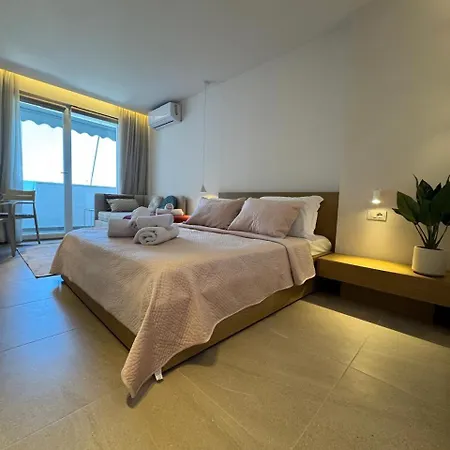 Modern Oasis - 5-min Walk To